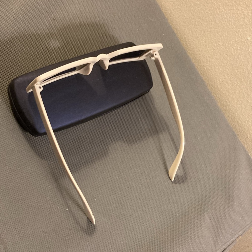 White rectangular sunglasses - Picture 4 of 4